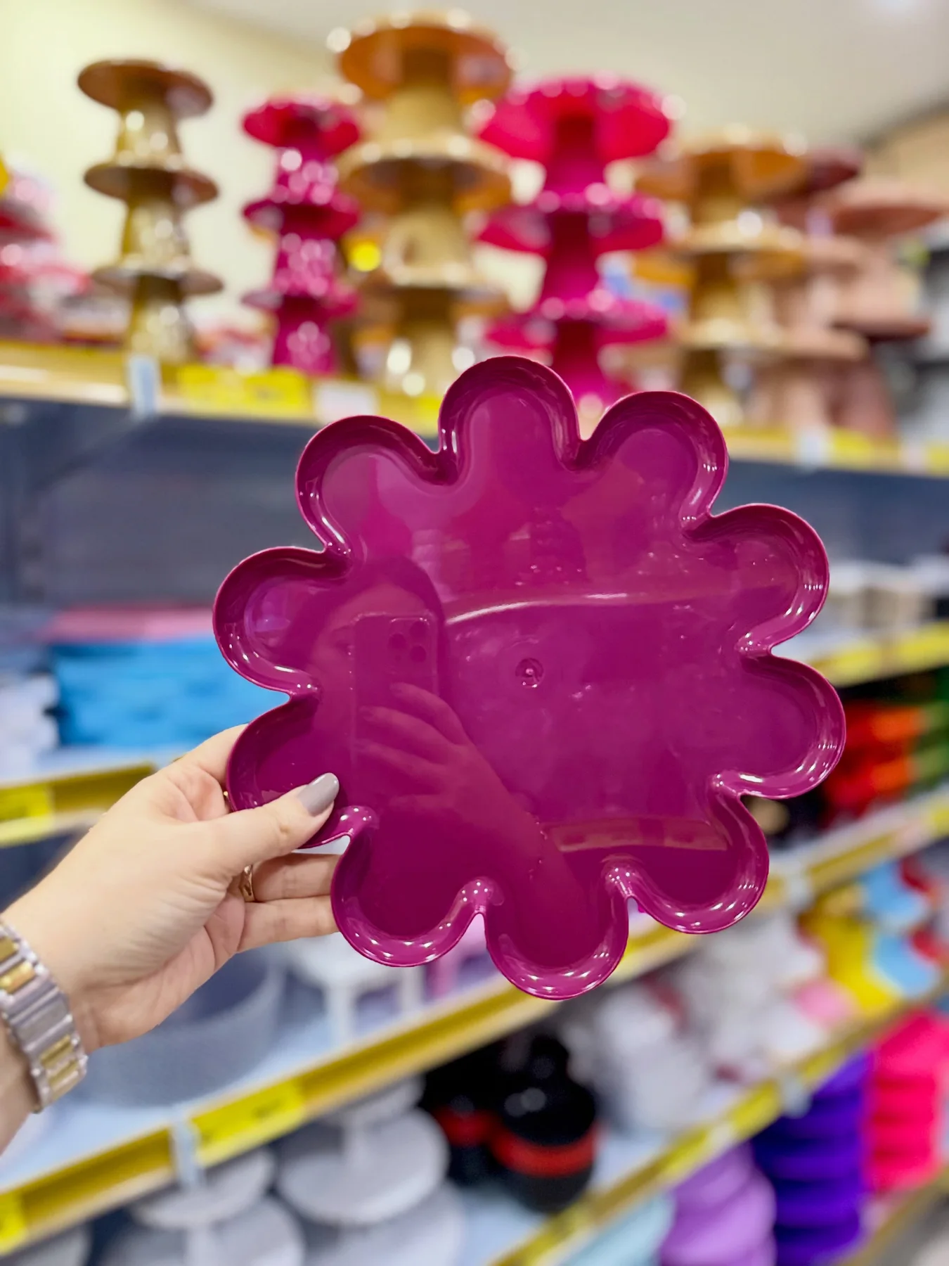 Peça rosa em formato de flor fotografada dentro da Karol Festa