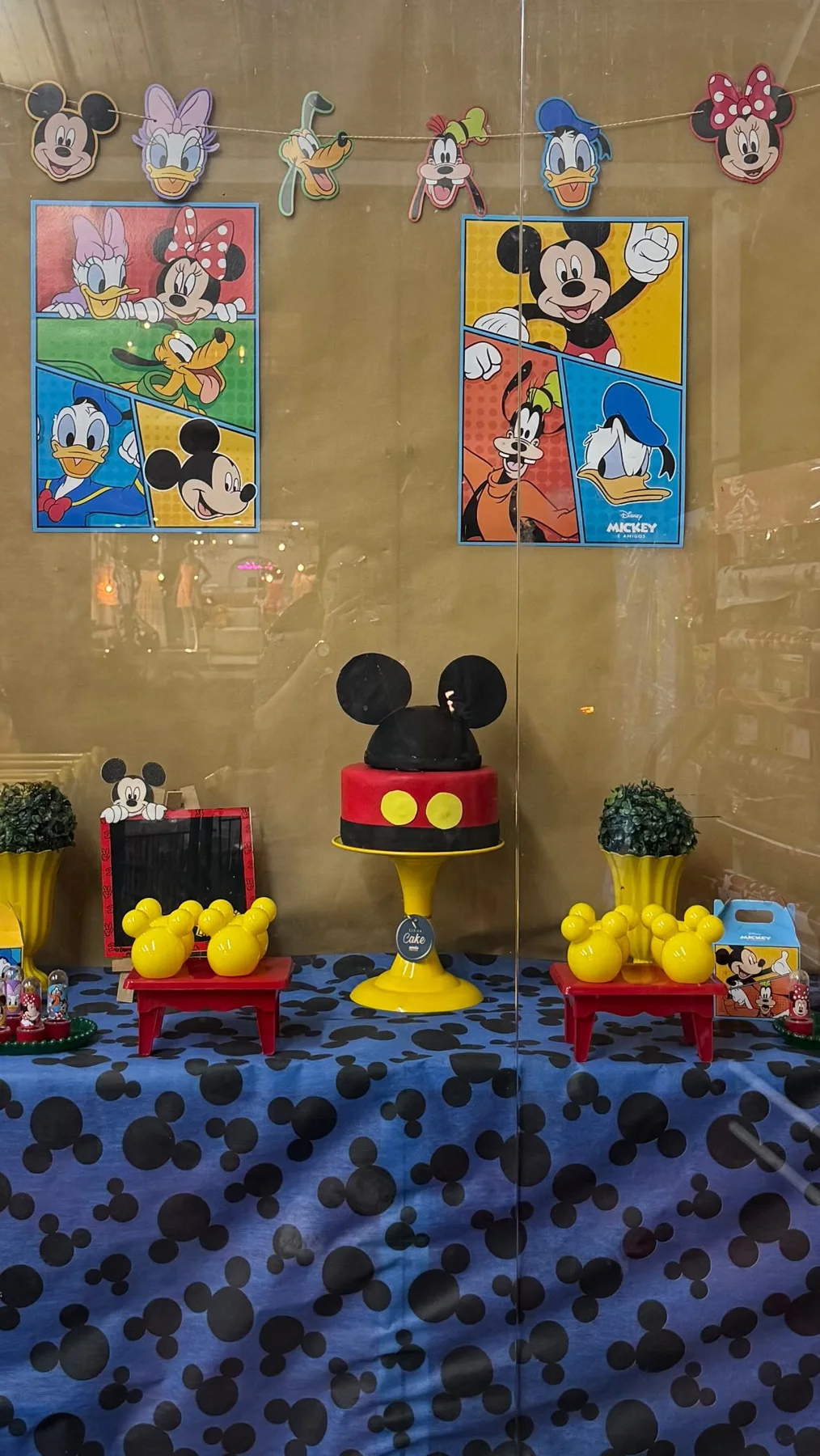 Vitrine temática do Mickey montada na Karol Festa